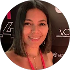 Mujer joven sonriente con cabello liso, fondo oscuro, imagen profesional de perfil
